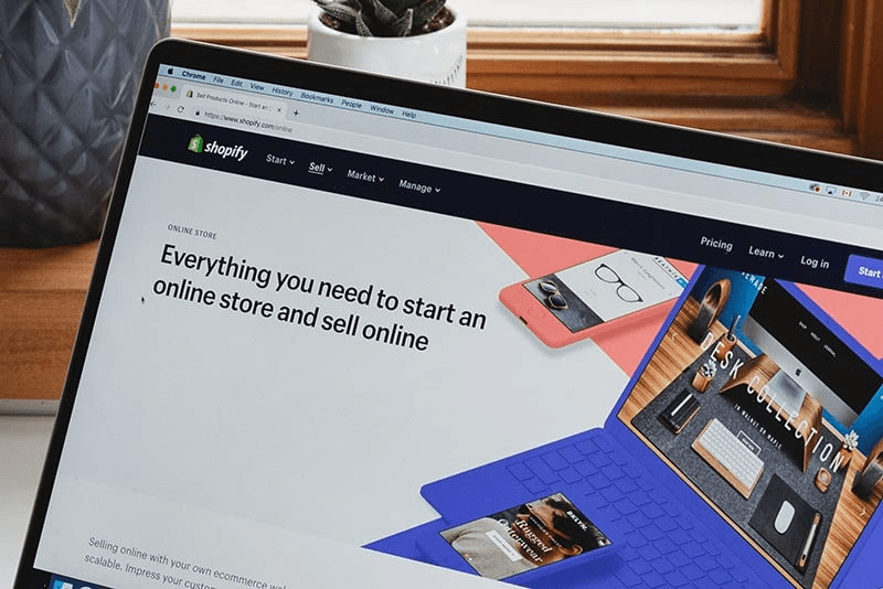 Logo de WordPress con una flecha hacia el logo de Shopify, sobre fondo azul