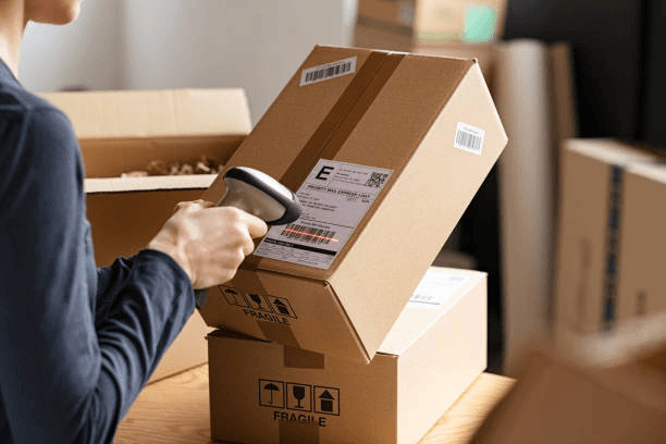 Cajas siendo escaneadas por lector de códigos de barra en un depósito
